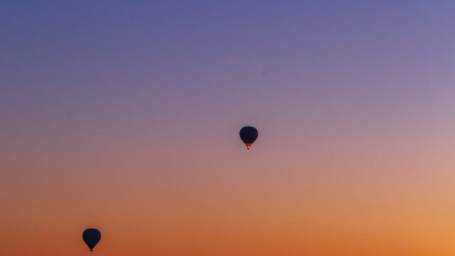 夕焼けに浮かぶ気球